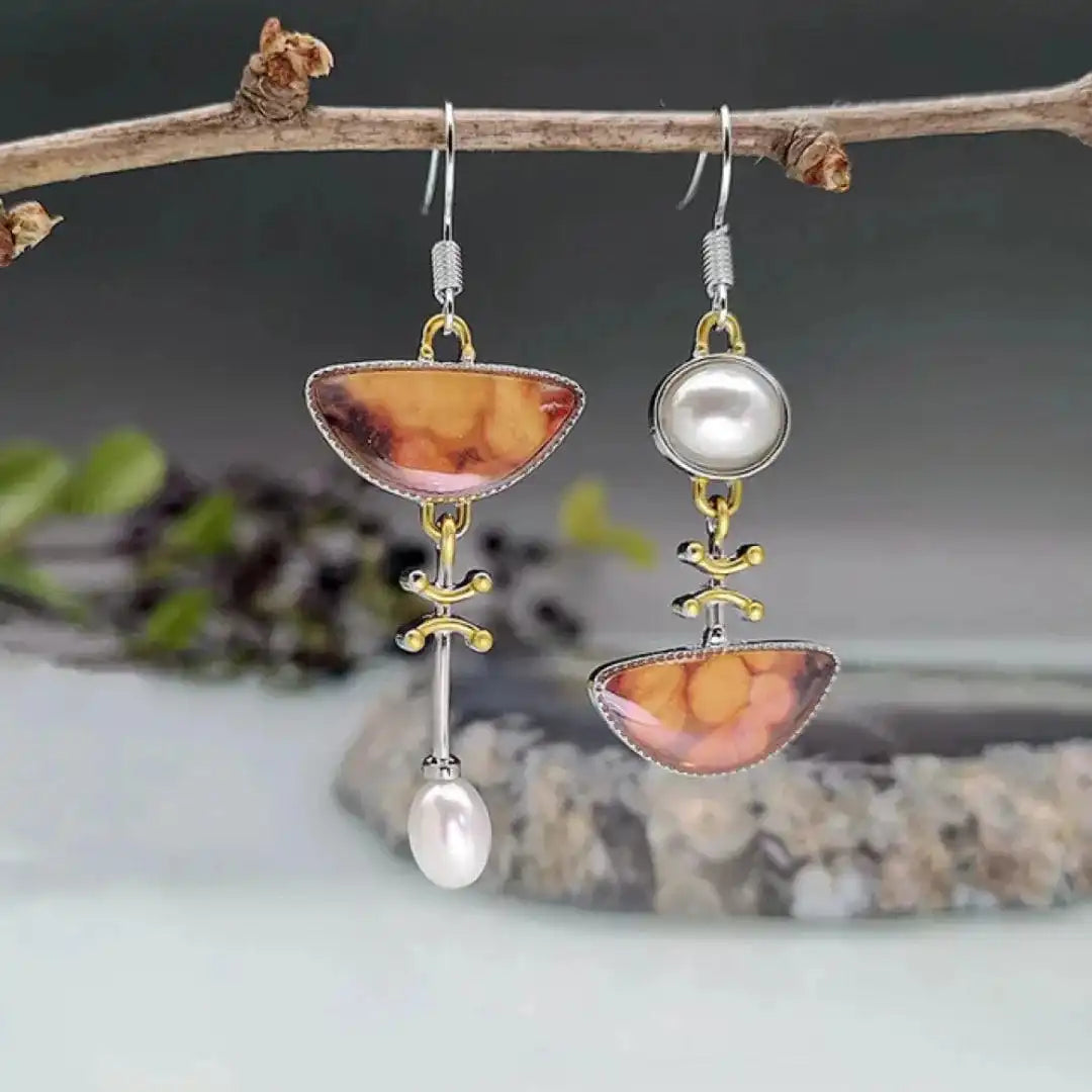 Asymmetrische Ohrringe mit Stein in Orange