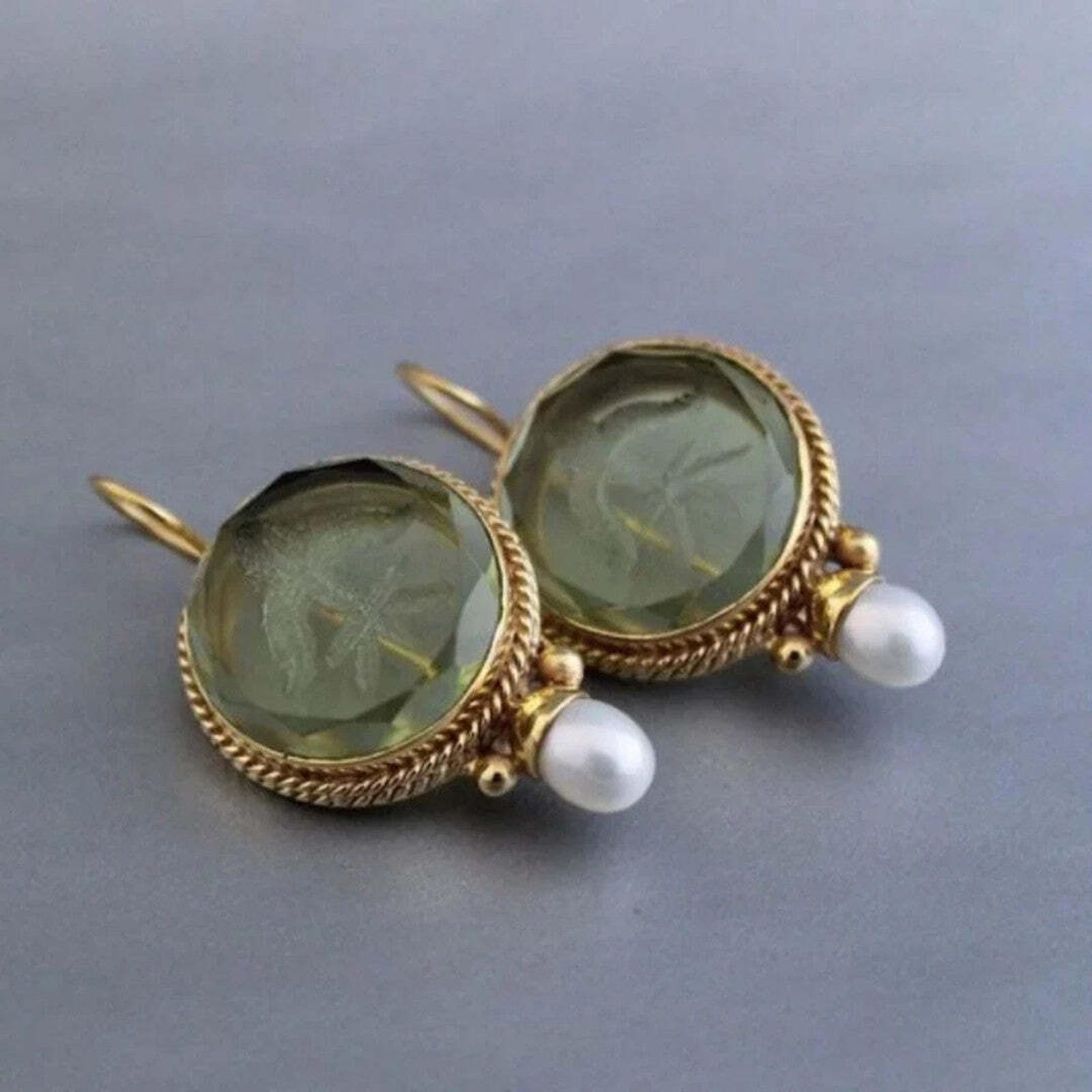 Vintage-Ohrringe mit grünem Stein und Perle
