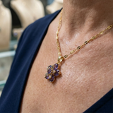 Halskette „Violette Blumen“ Amelyth in Gold