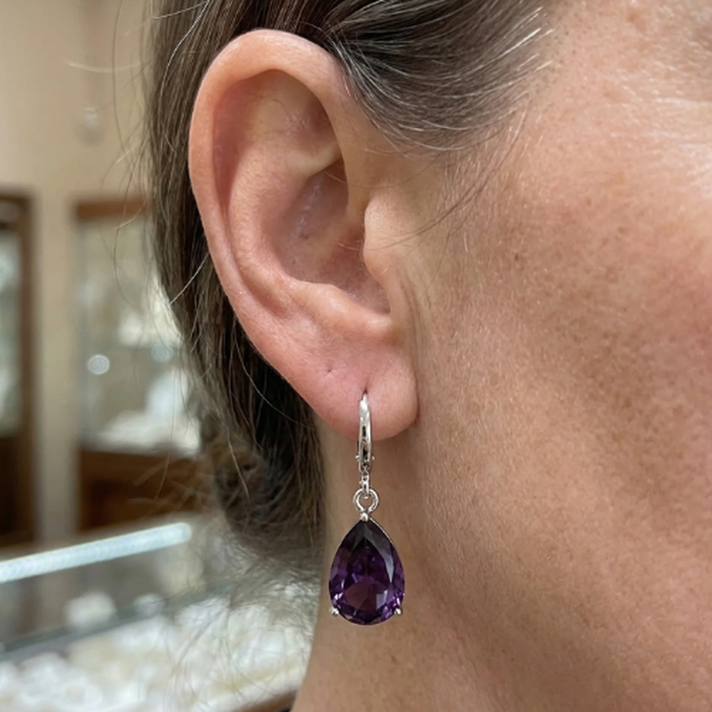 Amethyst-Tropfenohrringe in Weißgold