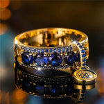 Antiker Ring in Gold mit blauem Kristall
