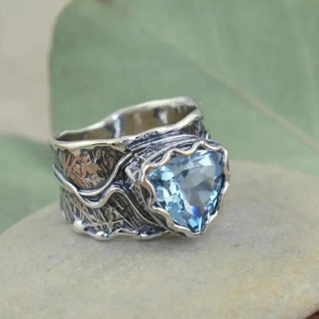 Antiker Ring in Weißgold mit blauem Kristall