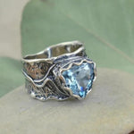 Antiker Ring in Weißgold mit blauem Kristall