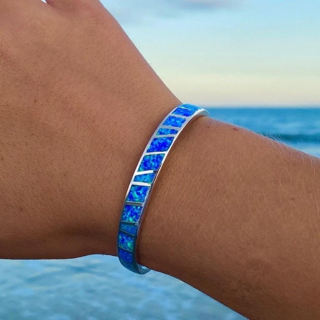 Armband mit blauem Opal in Weißgold