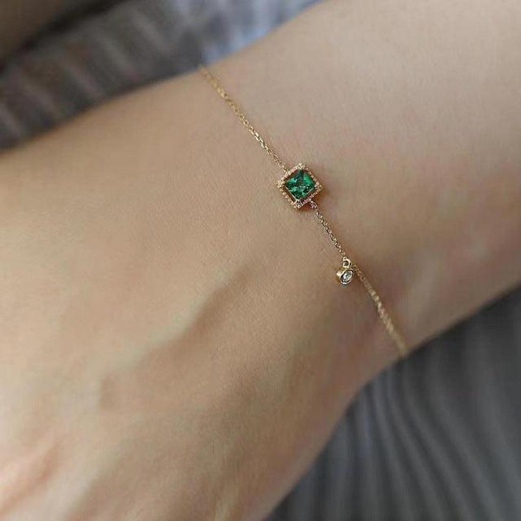 Armband in Gold mit grünem Kristall