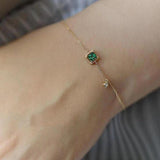Armband in Gold mit grünem Kristall