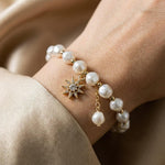 Armband mit Medaillon, Gänseblümchen und Sonnenblume in Weißgold – Ansicht 2