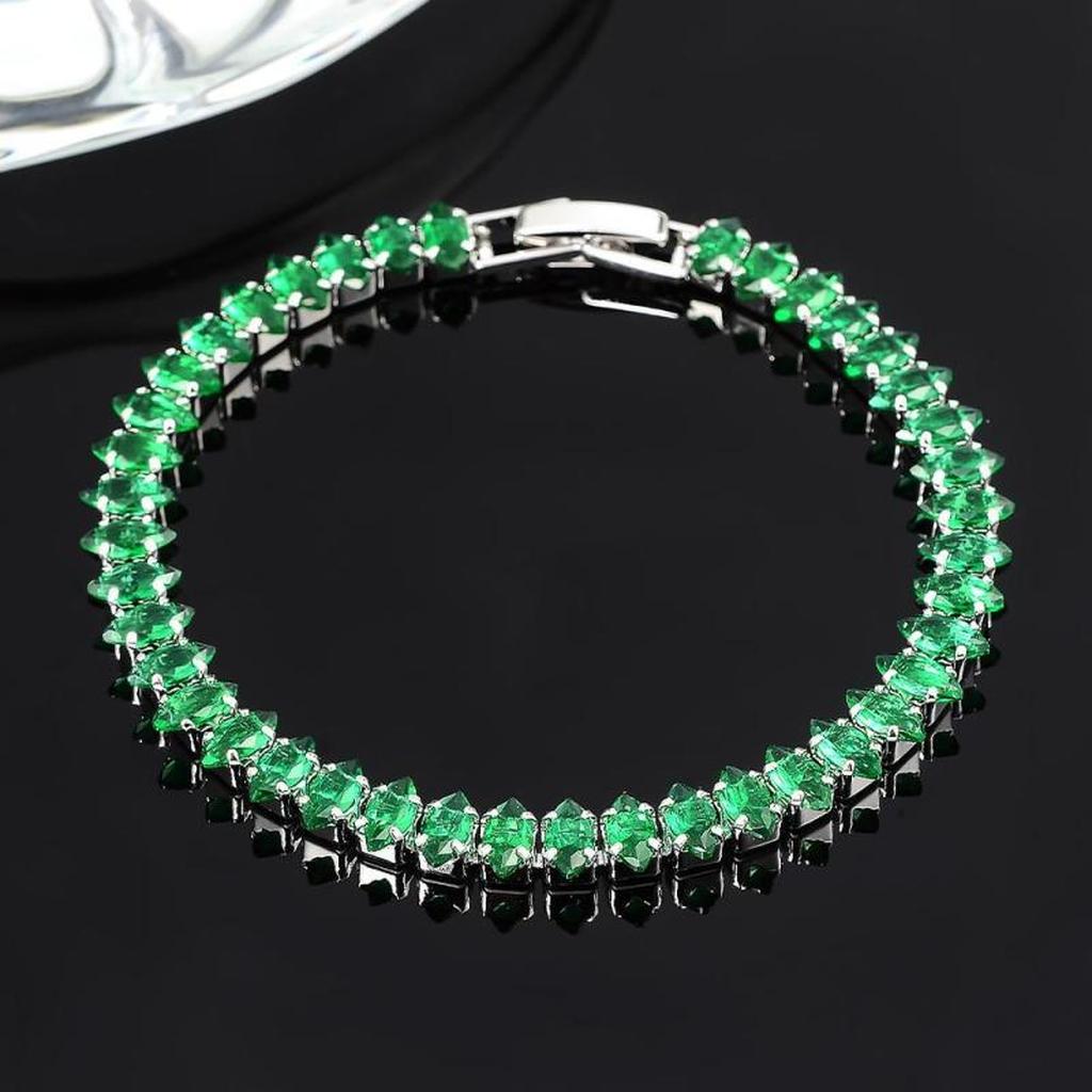 Armband mit smaragdgrünen Steinen