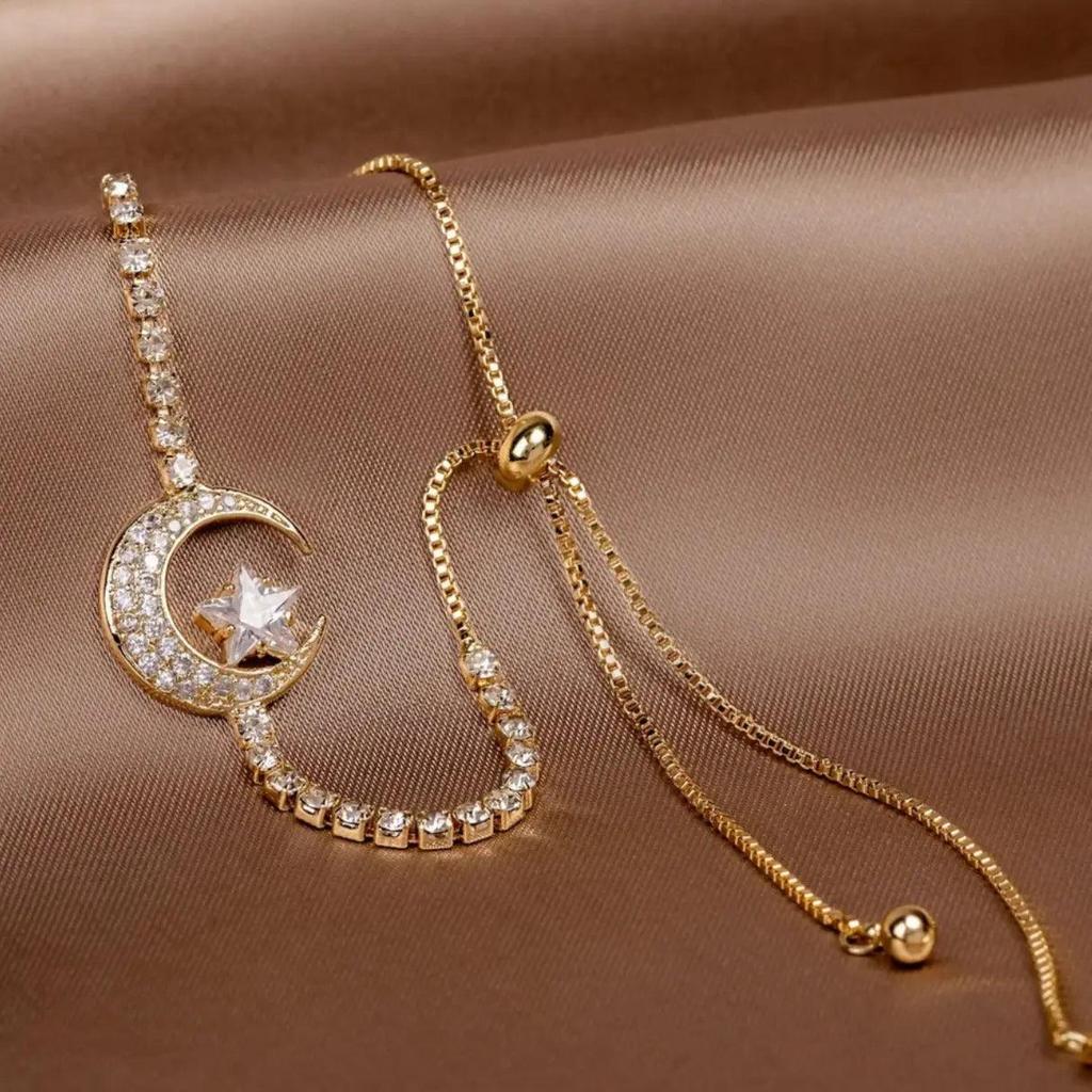 Armband mit hängendem Mond in Gold mit Zirkonia