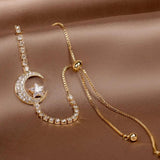 Armband mit hängendem Mond in Gold mit Zirkonia