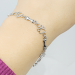 Armband mit Hundepfoten- und Knochen-Anhängern in Weißgold – Ansicht 6