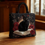 Handgefertigte Stepptasche – Schwarze Katze auf Büchern