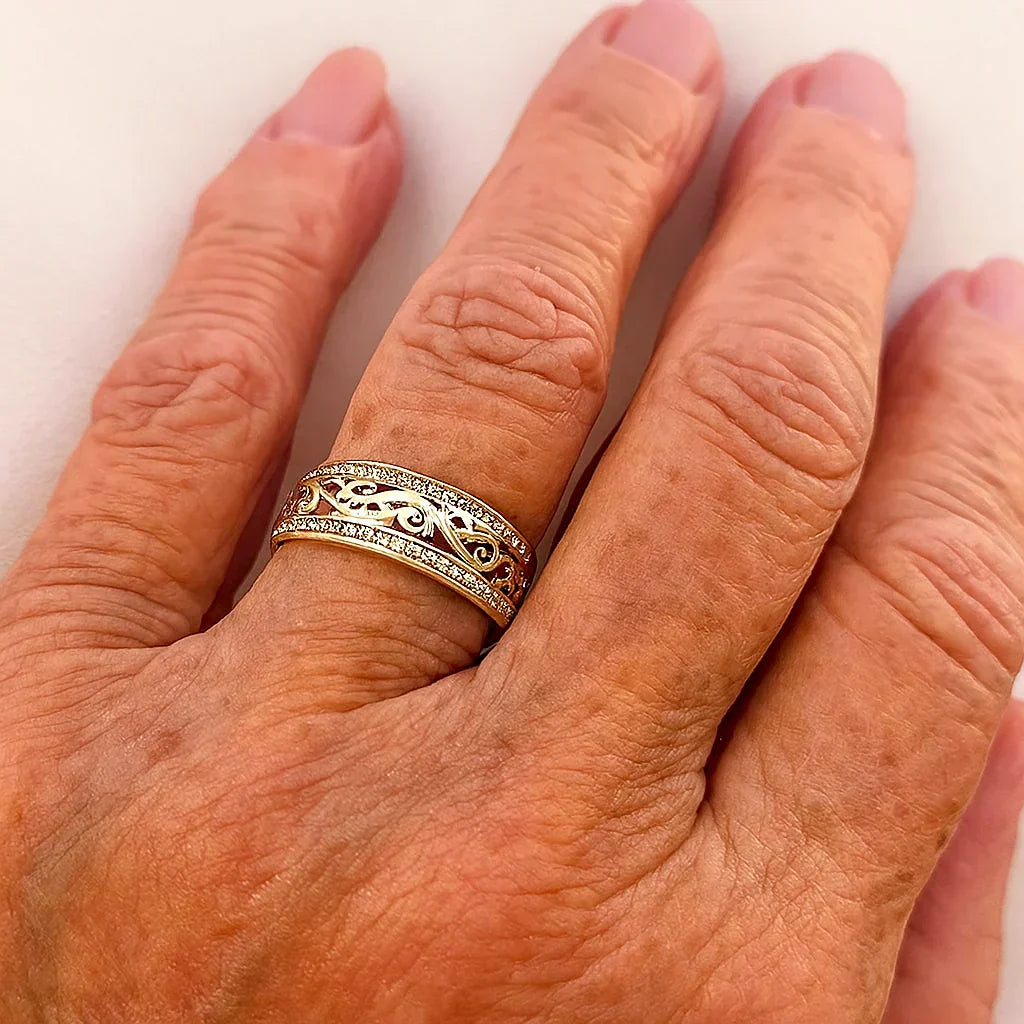 Glänzender durchbrochener Ring in Gold, Ansicht 2