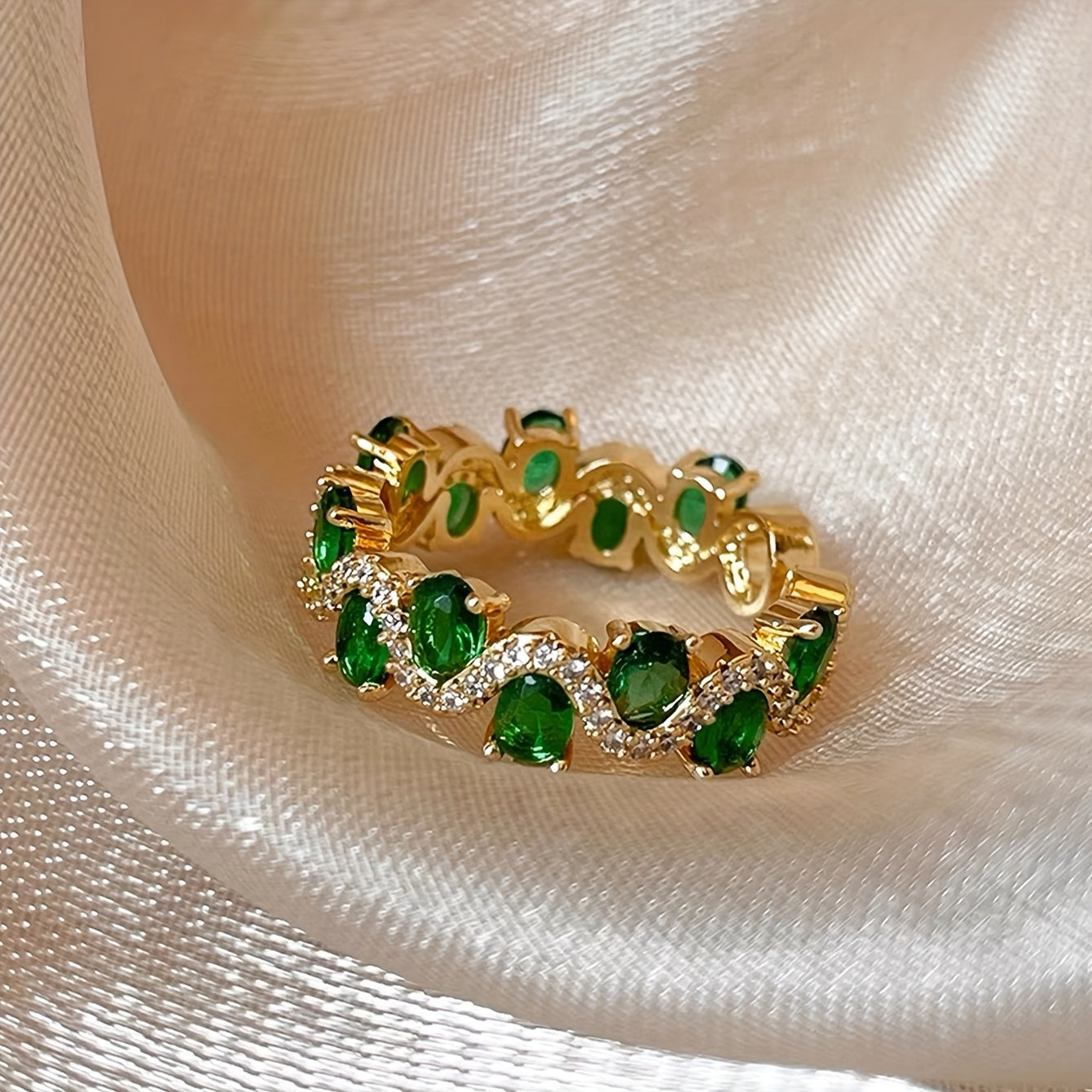 Offener Ring Calira mit smaragdgrünem Stein in Gold, Ansicht 3