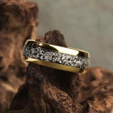 Ring mit glänzenden Einlagen in Gold