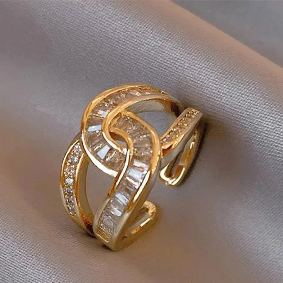 Eleganter Ring mit Knoten in Gold