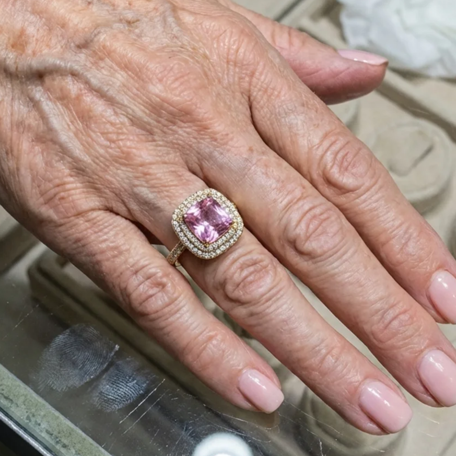 Ring mit rosa Saphir im Kissenschliff in Gold