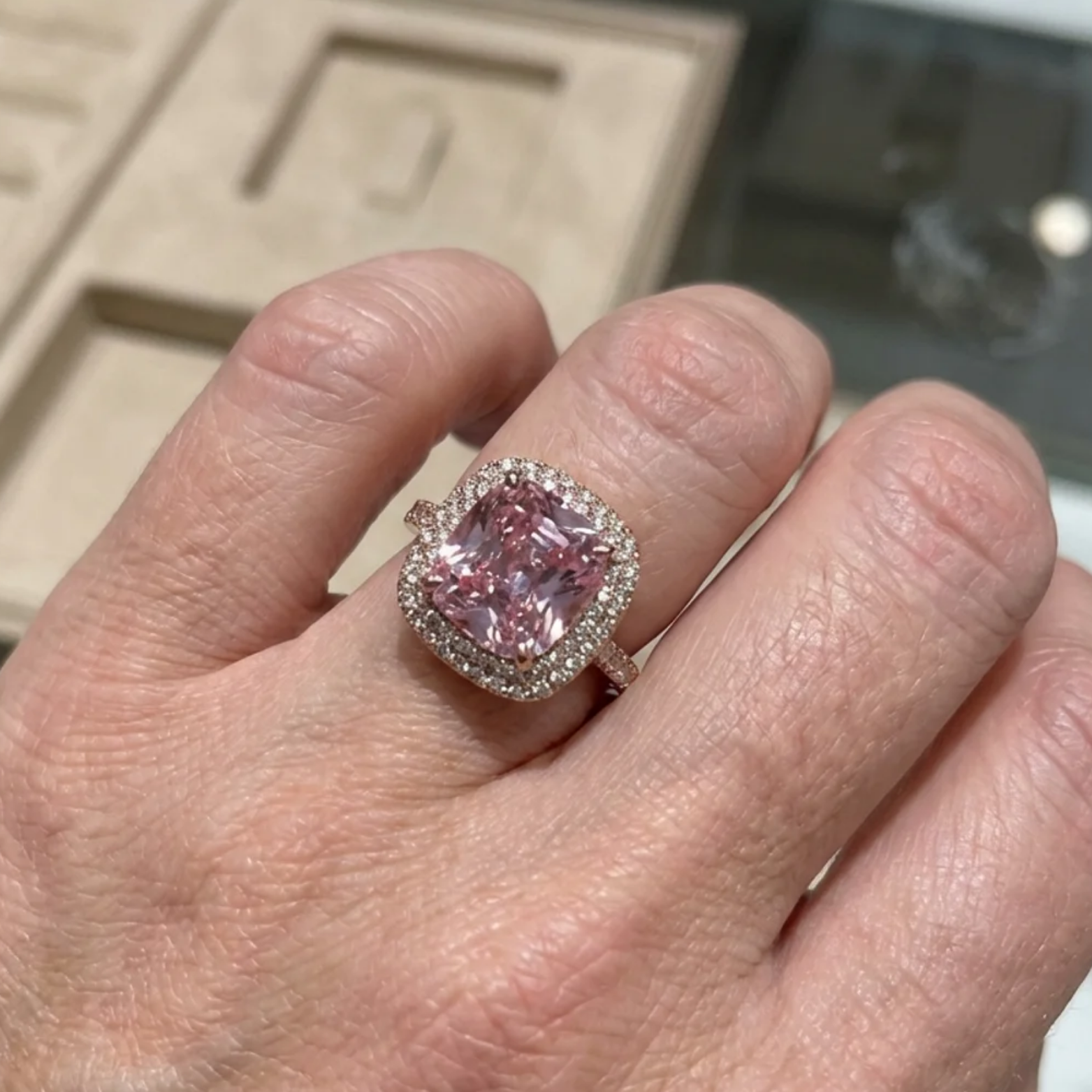 Ring mit rosa Saphir im Kissenschliff in Gold, Ansicht 3