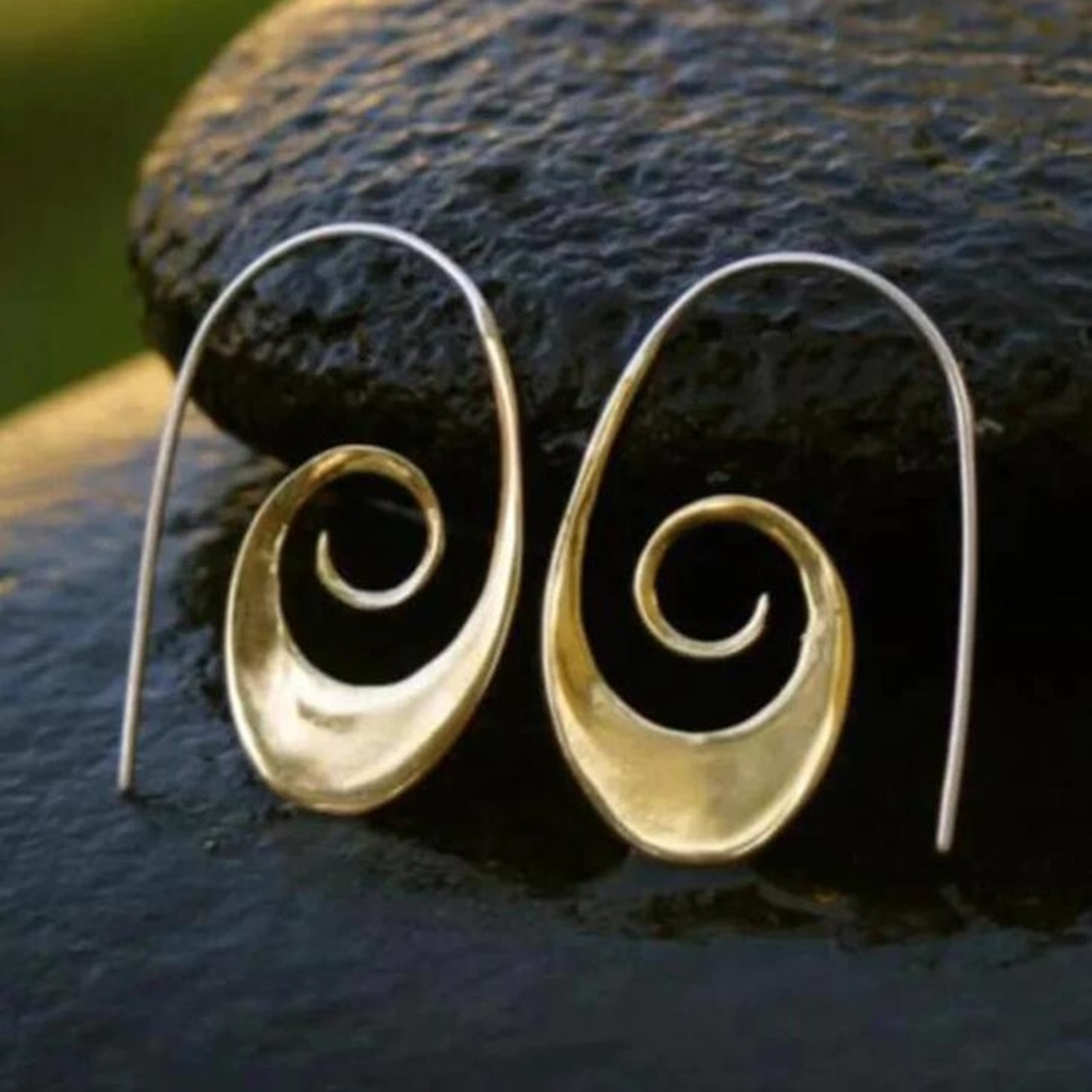 Boho-Ohrringe mit Spirale in Gold und Weißgold