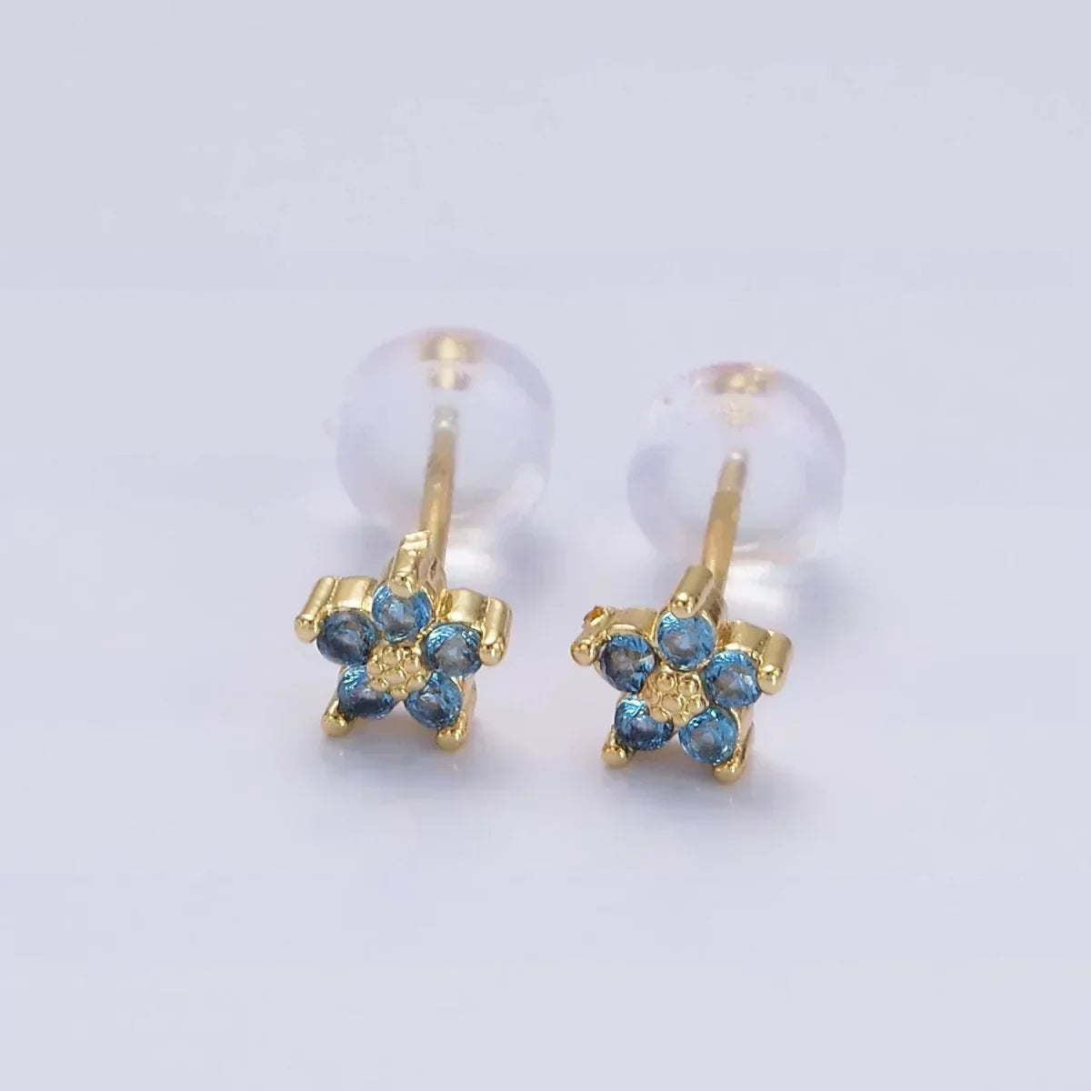 Ohrstecker mit zartem Blumenmotiv in Gold