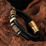 Geflochtenes schwarzes Lederarmband mit Anhänger in Gold