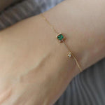 Armband mit grünem Kristall in Gold