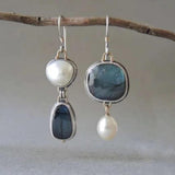 Asymmetrische Ohrringe mit blauen Steinen und Perle, Ansicht 3