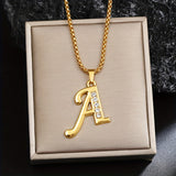 Initialen-Halskette mit Kristall in Gold