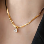 Elegante Anhänger-Halskette mit Zirkonia in Gold