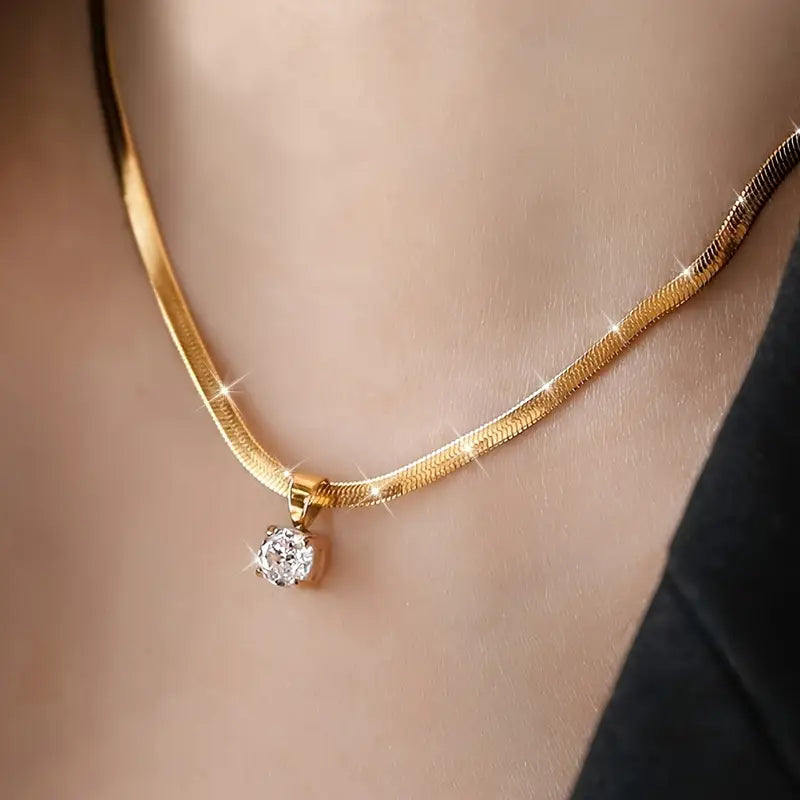 Elegante Anhänger-Halskette mit Zirkonia in Gold