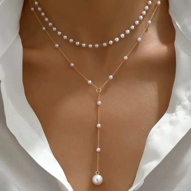 Zweireihige Perlenkette mit Anhängern in Gold