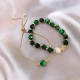 Elegante grüne Armbänder
