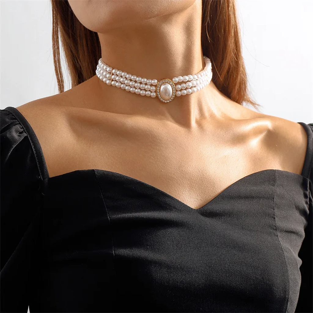 Elegante Halskette mit drei Perlen