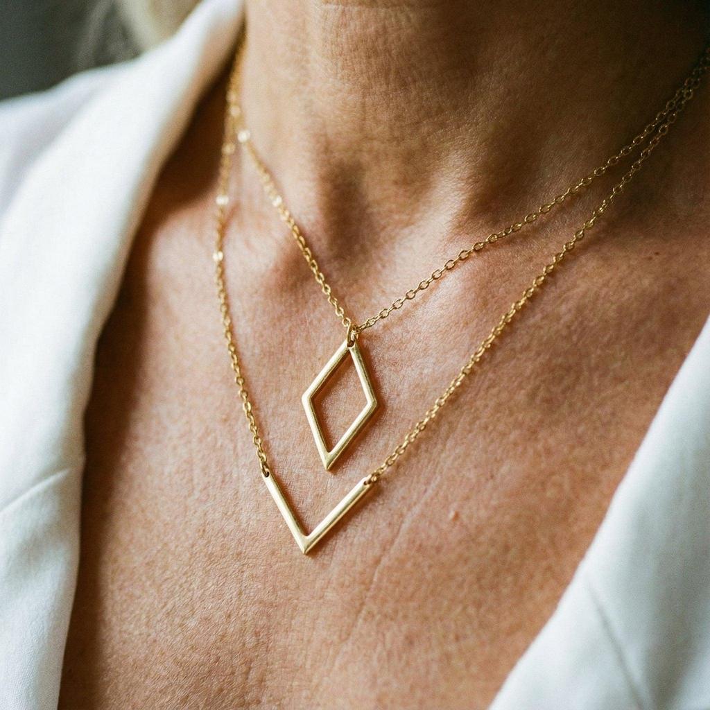 Elegante Halskette mit V-förmigem Anhänger – Ansicht 2