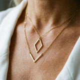 Elegante Halskette mit V-förmigem Anhänger – Ansicht 2