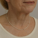 Elegante Halskette mit glänzenden Perlen – Ansicht 2