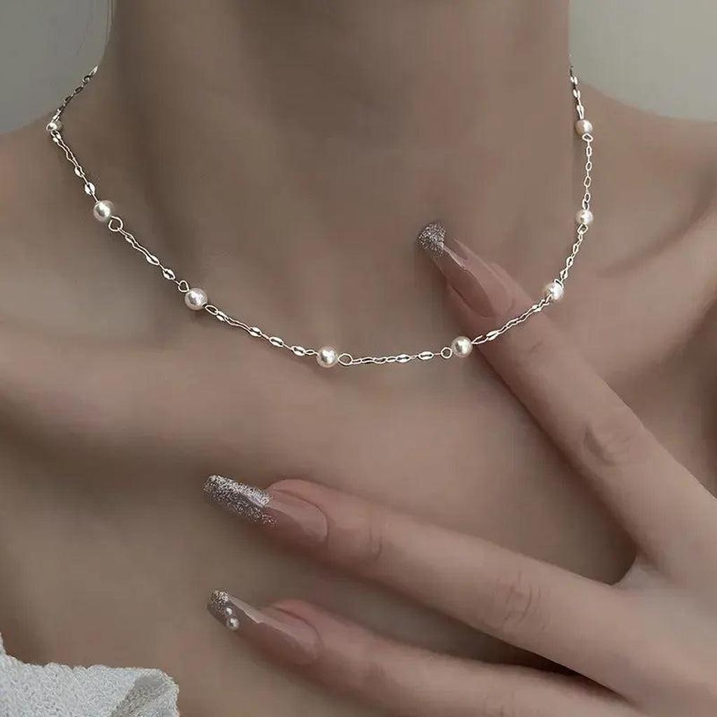 Elegante Halskette mit glänzenden Perlen