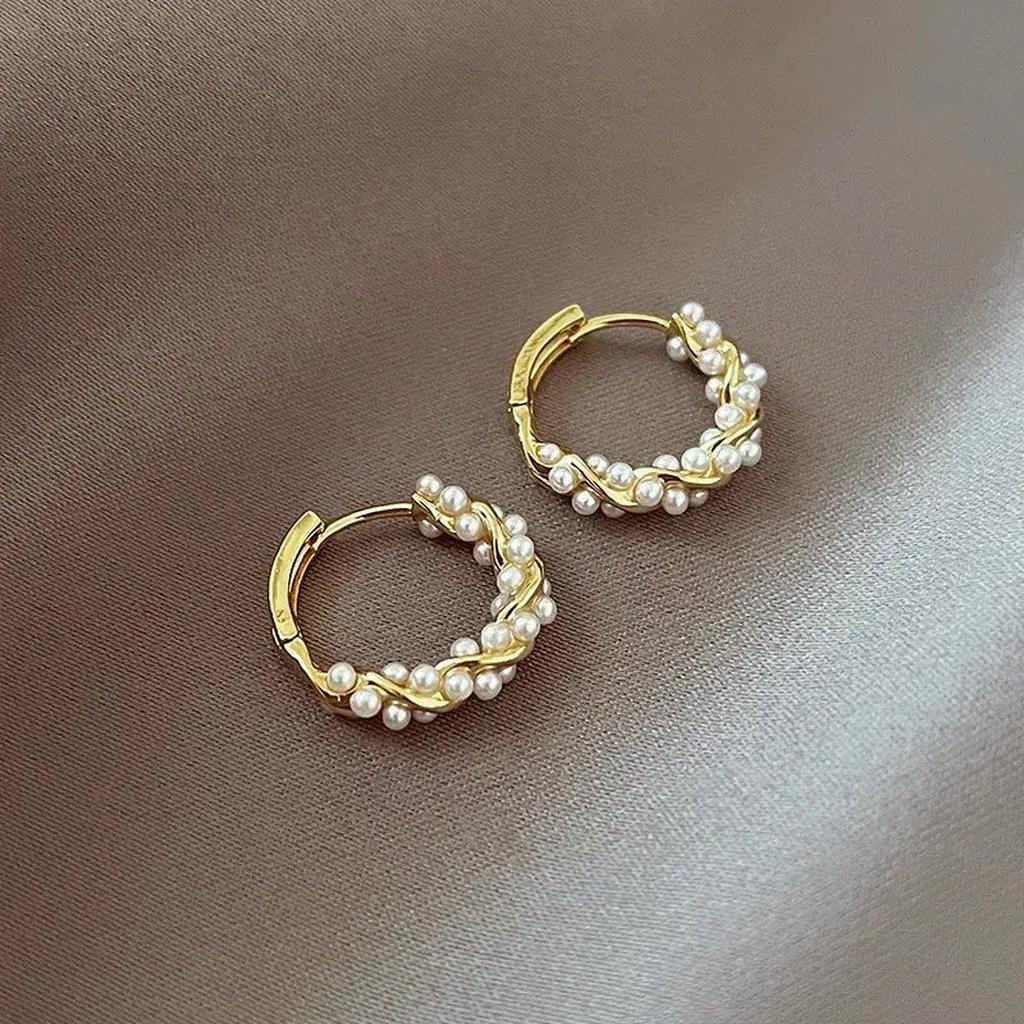 Elegante Ohrringe mit runden Perlen – Ansicht 4