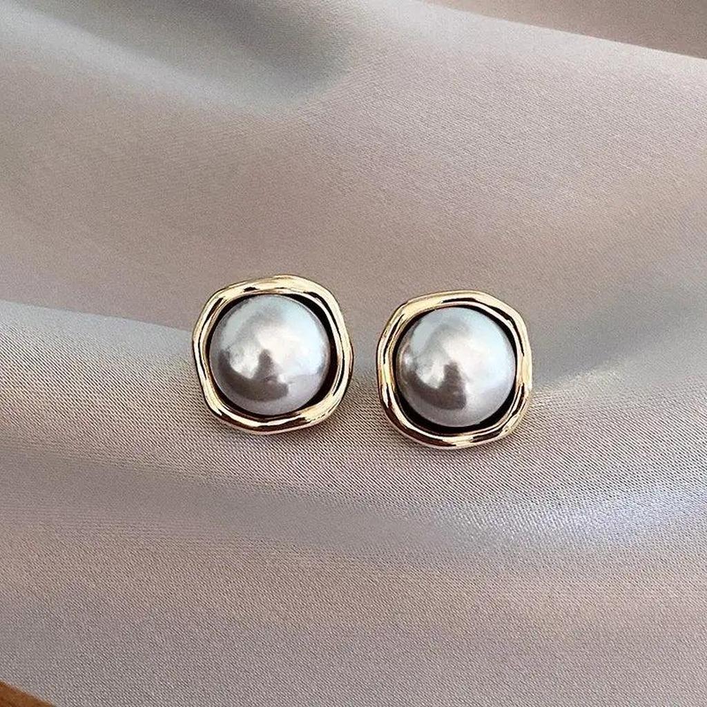 Elegante Ohrringe mit schwarzer Perle