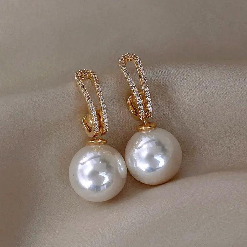Elegante Ohrringe mit Perlen und Zirkonia