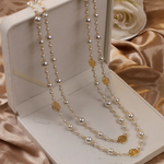 Elegante goldene Halskette mit kleiner Perle