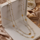 Elegante goldene Halskette mit kleiner Perle