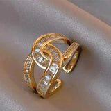 Eleganter Ring mit Knoten
