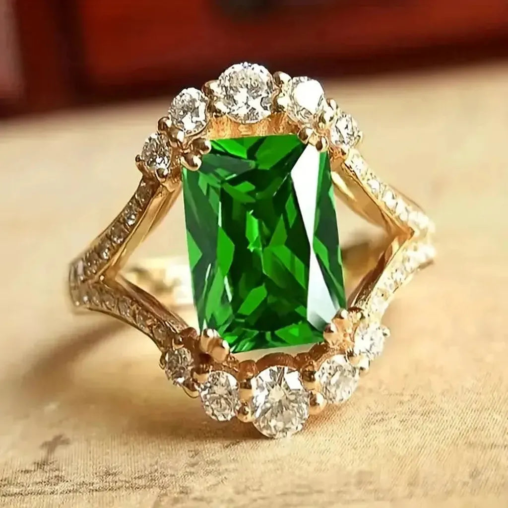 Eleganter Ring mit smaragdgrünem Stein