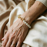 Elegantes Armband mit Margeriten in Gold – Ansicht 2