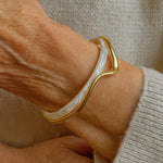 Elegantes offenes Armband mit weißer Emaille und Gold – Ansicht 2