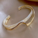 Elegantes offenes Armband mit weißer Emaille und Gold