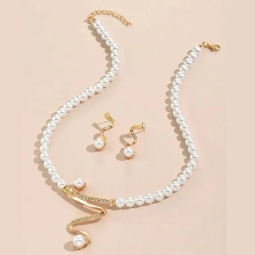 Geschenkset mit Naturperlen: Halskette und Ohrringe in Gold, Ansicht 4