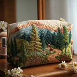Gesteppte Kosmetiktasche mit immergrünem Wald