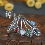 Ethno-Ring mit Pfau und bunten Steinen in Weißgold